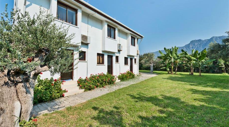 Bare Hill Holiday Apartments Krini エクステリア 写真